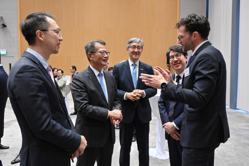 最佳夥伴:  陳茂波（左二）出席重點企業夥伴簽約儀式，與相關企業代表和嘉賓交流。