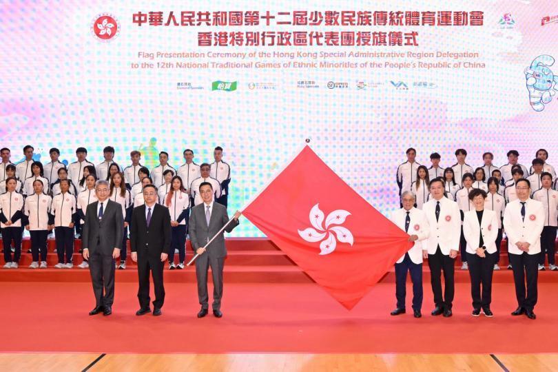 民族融和: 楊潤雄(第一排左三)主持第12屆全國少數民族傳統體育運動會香港特別行政區代表團授旗儀式。 民族融和: 楊潤雄(第一排左三)主持第12屆全國少數民族傳統體育運動會香港特別行政區代表團授旗儀式。