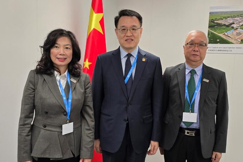 氣候議題:  謝展寰（右）與趙英民（中）會面，交換意見。