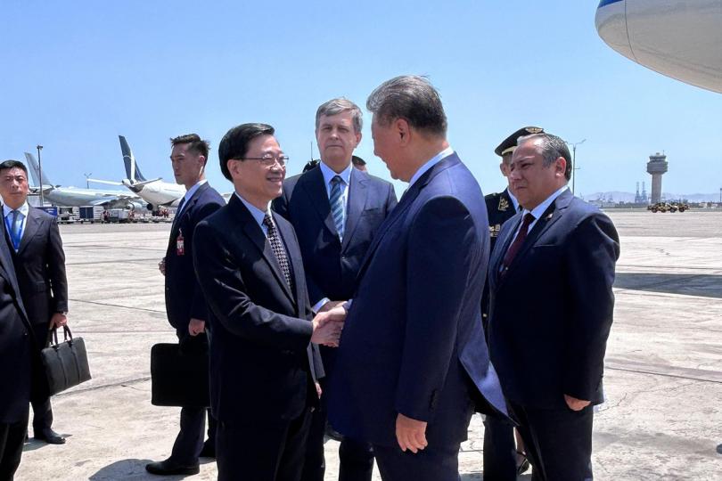 聚首: 李家超(前排左)迎接到秘魯出席亞太區經濟合作組織領導人非正式會議並進行訪問的習近平(前排右)。 聚首: 李家超(前排左)迎接到秘魯出席亞太區經濟合作組織領導人非正式會議並進行訪問的習近平(前排右)。