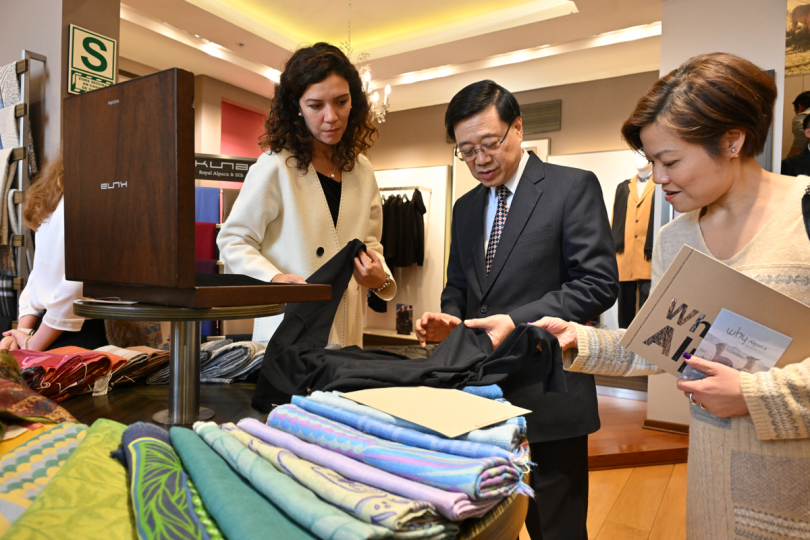 探索商機:  李家超（中）參觀羊駝紡織品企業，探討如何推動秘魯和香港企業合作。