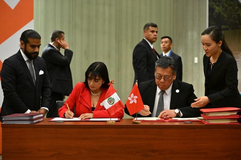 互惠互利:  丘應樺（前排右二）和Úrsula Desilú León Chempén（前排左二）簽署自貿協定。
