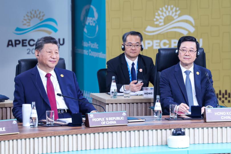 政經盛事:  國家主席習近平（左）、李家超（右）出席出席亞太經合組織會議。