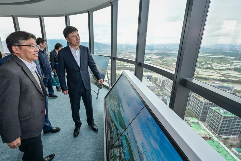 匯報進展: 林世雄(左)在深圳聽取跨境鐵路項目規劃的匯報。 匯報進展: 林世雄(左)在深圳聽取跨境鐵路項目規劃的匯報。