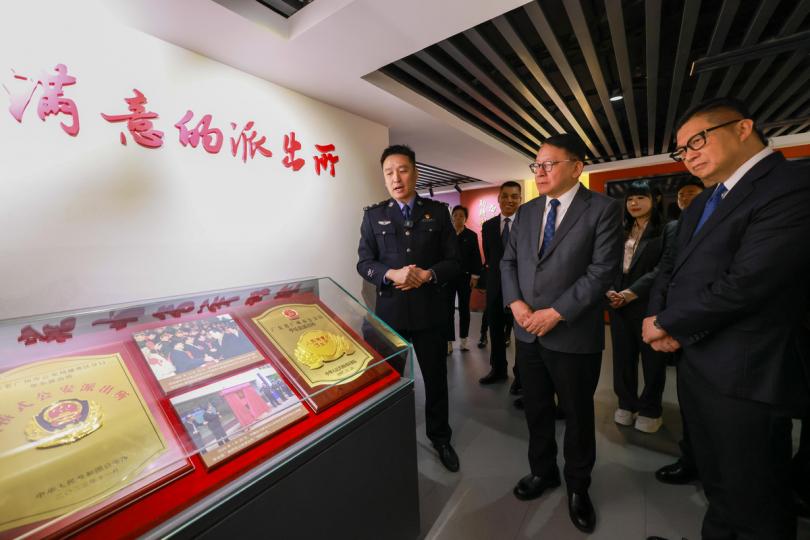 合作無間: 陳國基(前排中)率領代表團前往廣州交流考察,參觀廣州市公安局華樂派出所。旁為鄧炳強(前排右)。 合作無間: 陳國基(前排中)率領代表團前往廣州交流考察,參觀廣州市公安局華樂派出所。旁為鄧炳強(前排右)。