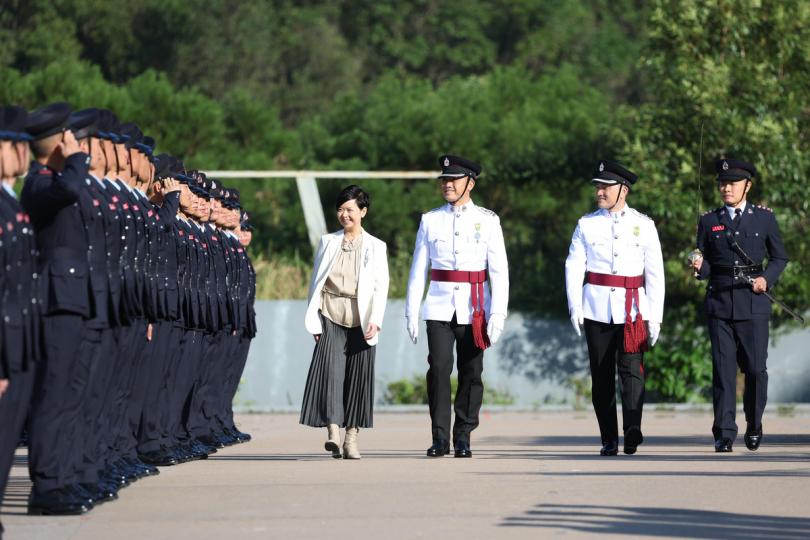 服務巿民: 何永賢(右四)在消防處結業會操檢閱學員。 服務巿民: 何永賢(右四)在消防處結業會操檢閱學員。