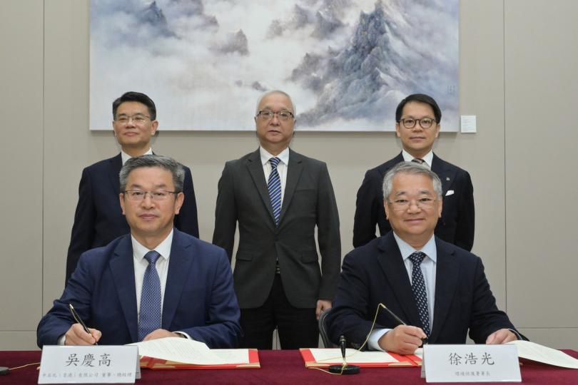 加強合作: 謝展寰(後排中)見證環保署與中石化簽署《關於香港氫能發展和應用的合作備忘錄》。 加強合作: 謝展寰(後排中)見證環保署與中石化簽署《關於香港氫能發展和應用的合作備忘錄》。
