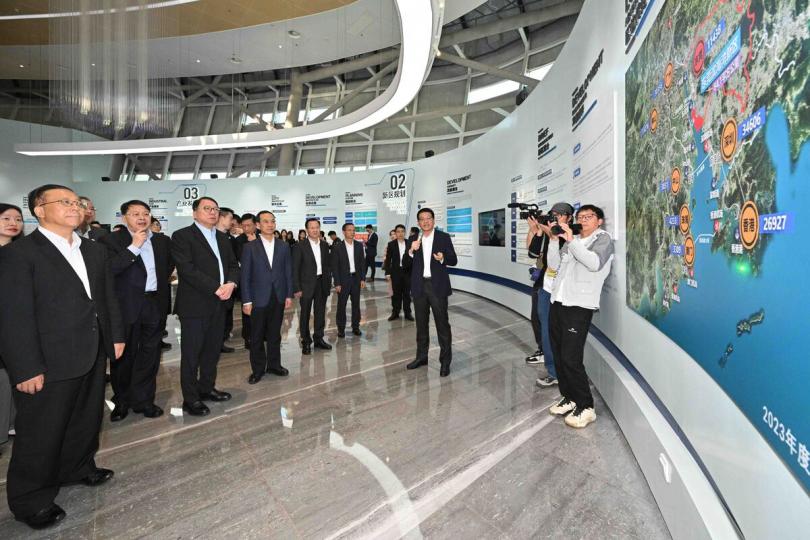 海灣規劃: 陳國基(左三)參觀東莞濱海灣新區展示中心。 海灣規劃: 陳國基(左三)參觀東莞濱海灣新區展示中心。