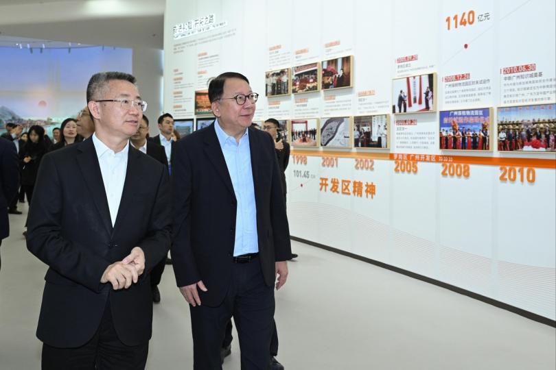 穗港交流:  陳國基（右）參觀廣州開發區規劃展示館。