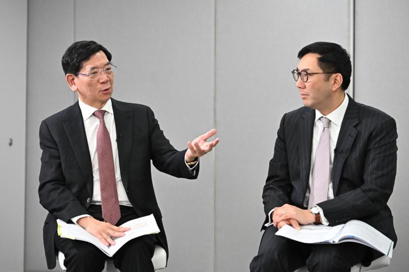 實力雄厚:  容永祺（左）認為香港有能力承接超大規模的人民幣債券。