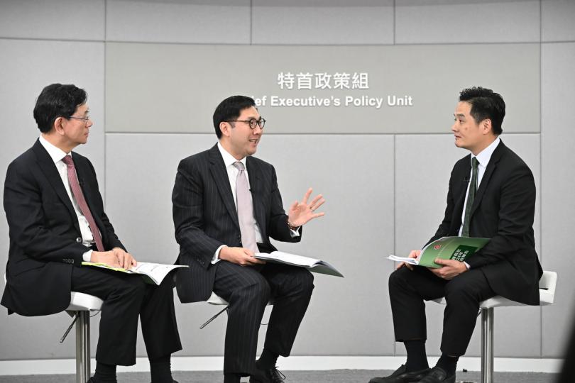 舉足輕重:  李律仁（中）指出，香港是離岸人民幣中心的「龍頭」。