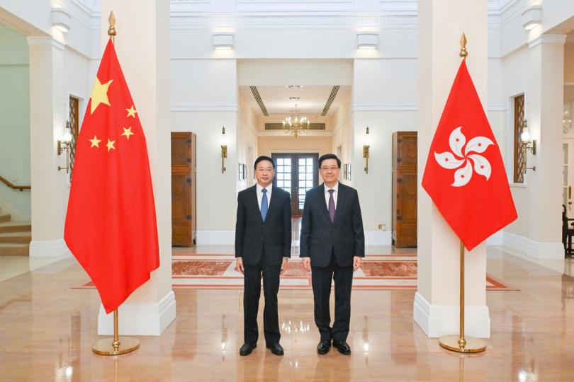 交流: 李家超(右)在禮賓府與童建明會面。 交流: 李家超(右)在禮賓府與童建明會面。