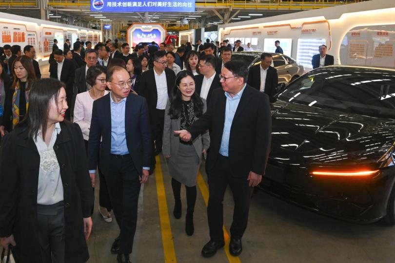 最新發展:  陳國基（前排右）參觀比亞迪汽車工業園二期。