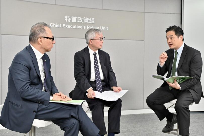 行之有效:  黃元山（右）認為，施政報告吸納多項特首政策組專家組意見，反映特首政策組的研究成果對接機制充分發揮成效。
