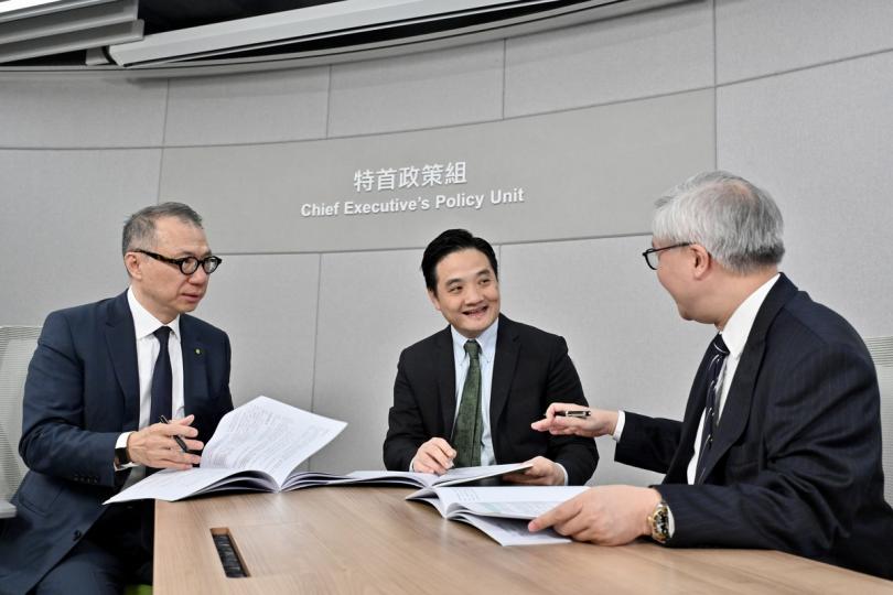 智庫良言:  黃元山（中）感謝曾順福（左）和龔永德為推動總部經濟發展和搶人才措施提出寶貴意見。