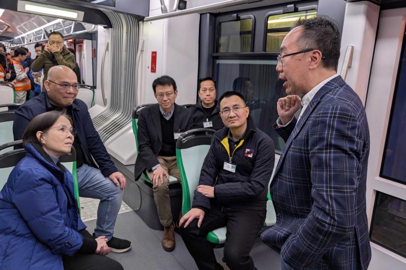 新能源: 氫能源跨部門工作小組成員今晨參觀港鐵的氫能源有軌電車研究試驗項目。 新能源: 氫能源跨部門工作小組成員今晨參觀港鐵的氫能源有軌電車研究試驗項目。