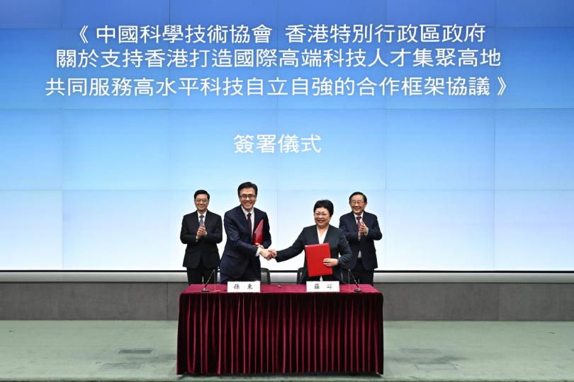 科技協作: 李家超(後排左)與萬鋼(後排右)共同見證孫東(前排左)和羅暉簽署合作框架協議。 科技協作: 李家超(後排左)與萬鋼(後排右)共同見證孫東(前排左)和羅暉簽署合作框架協議。