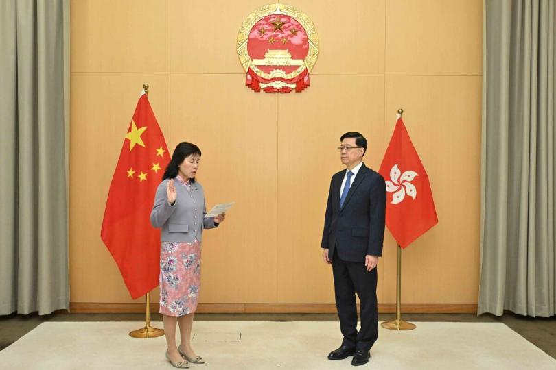 新崗位:  陳美寶（左）在李家超監誓下宣誓就職。