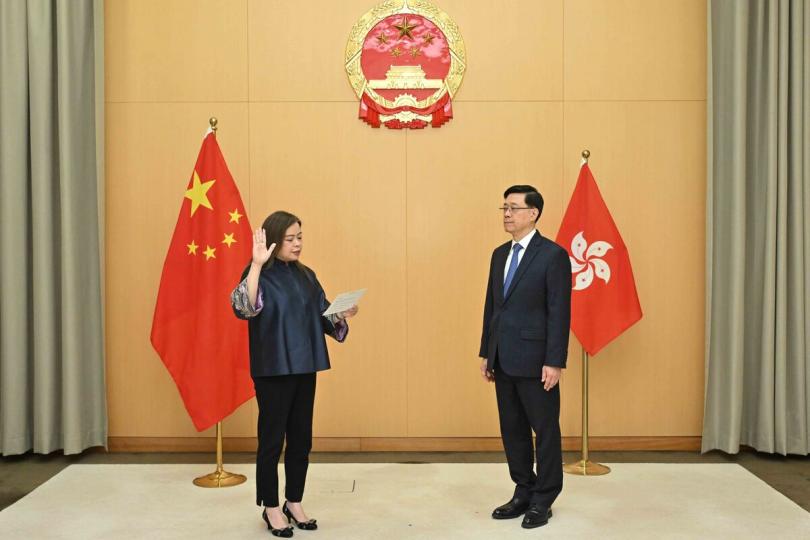 新局長:  羅淑佩（左）在李家超監誓下宣誓就職。