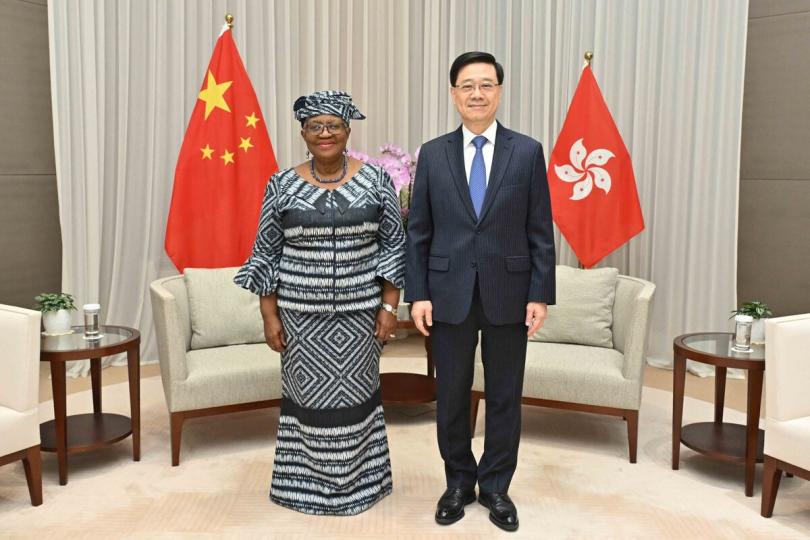 相見歡: 李家超(右)歡迎伊維拉訪港。 相見歡: 李家超(右)歡迎伊維拉訪港。