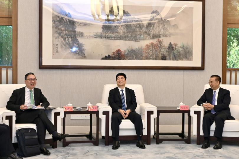 交換意見:  林定國（左）、劉國周（中）和中央人民政府駐香港特別行政區聯絡辦公室副主任劉光源會面。