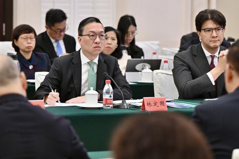 加強合作:  林定國（左）出席與廣東省政府代表的會議。