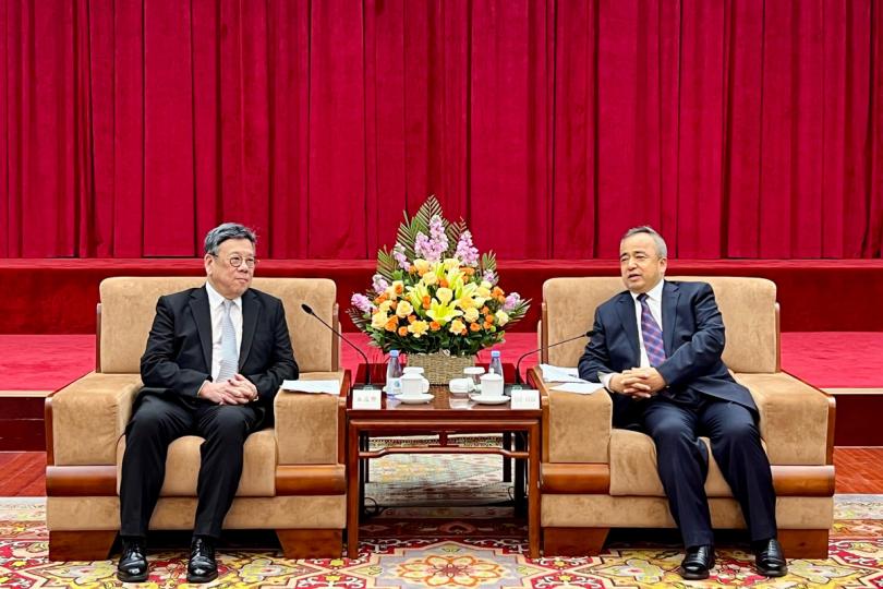 共拓商機:  丘應樺（左）與艾爾肯 • 吐尼亞孜舉行雙邊會議。