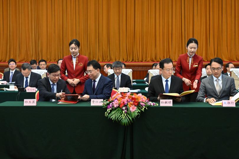 多方合作:  孫玉菡（前排左）與人力資源和社會保障部、廣東省人力資源和社會保障廳，以及澳門特區政府人才發展委員會代表簽署合作備忘錄。