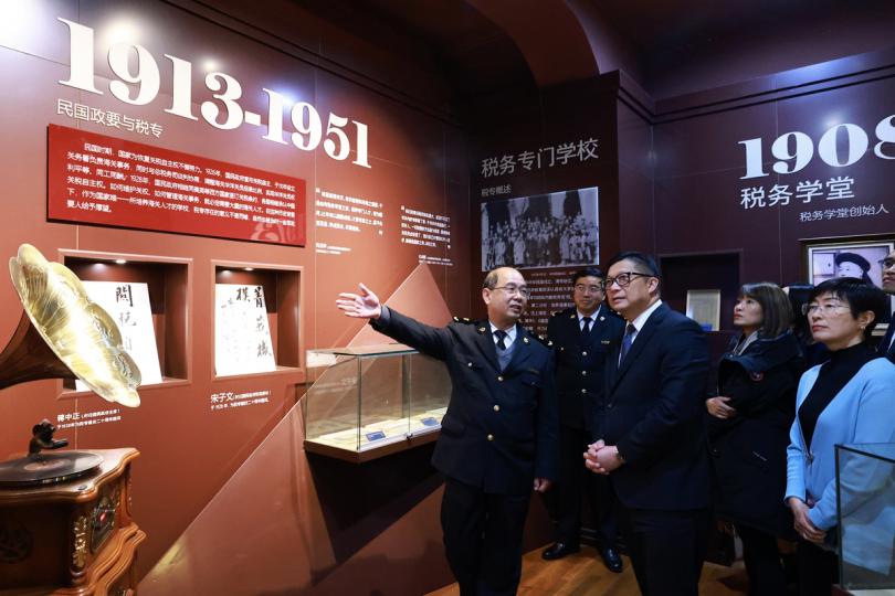 訪滬: 鄧炳強(中)到訪上海海關學院。 訪滬: 鄧炳強(中)到訪上海海關學院。