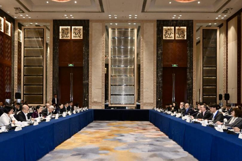 加深了解: 林定國(右三)與吳晶(左三)會面。 加深了解: 林定國(右三)與吳晶(左三)會面。