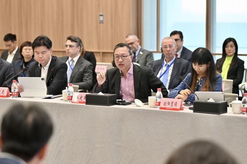 深化合作:  林定國（前排中）與內地法院等機構代表會面。
