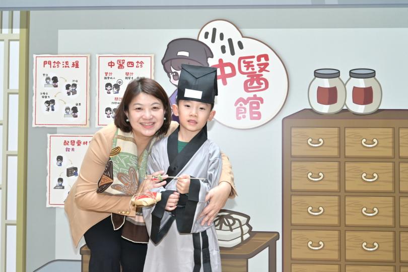 多元推廣:  李夏茵（左）參觀在中環街巿舉行的香港中醫藥文化節啟動活動攤位。