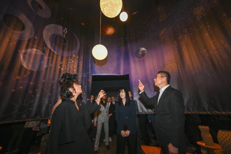 文創合作: 法國殿堂級國際設計展會Maison&Objet首次在港亮相大型展覽。陳茂波(右)說,他去年出訪巴黎時曾邀請對方來港舉辦展覽。 文創合作: 法國殿堂級國際設計展會Maison&Objet首次在港亮相大型展覽。陳茂波(右)說,他去年出訪巴黎時曾邀請對方來港舉辦展覽。