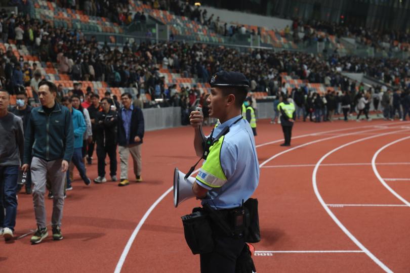 作好準備:  警方在啟德青年運動場進行緊急疏散演習。