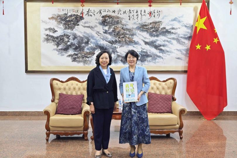 關心青年: 麥美娟(左)在老撾拜訪方虹,雙方就促進青年發展事宜交流。 關心青年: 麥美娟(左)在老撾拜訪方虹,雙方就促進青年發展事宜交流。