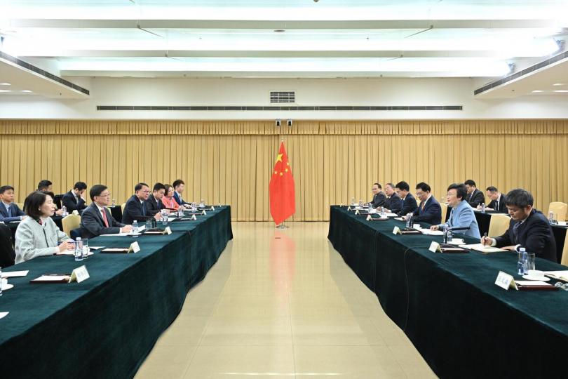 人才強國: 李家超(左二)與王曉萍(右二)就特區政府在教育科技人才一體融合發展、推動香港成為國際高端人才集聚高地等議題交換意見。 人才強國: 李家超(左二)與王曉萍(右二)就特區政府在教育科技人才一體融合發展、推動香港成為國際高端人才集聚高地等議題交換意見。