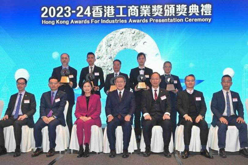嘉許: 卓永興(前排中)出席香港工商業獎頒獎典禮。 嘉許: 卓永興(前排中)出席香港工商業獎頒獎典禮。