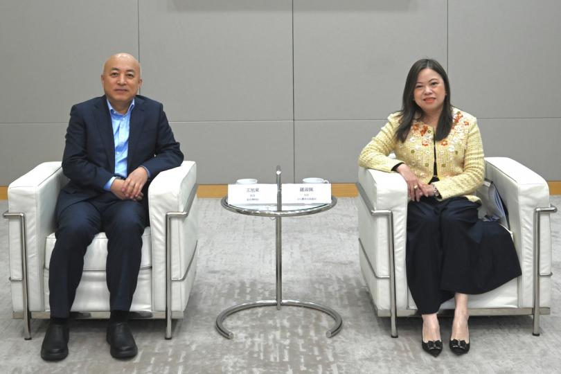加強聯繫: 羅淑佩(右)與王旭東探討香港與故宮博物院在文化藝術和創意產業方面的合作機會。 加強聯繫: 羅淑佩(右)與王旭東探討香港與故宮博物院在文化藝術和創意產業方面的合作機會。
