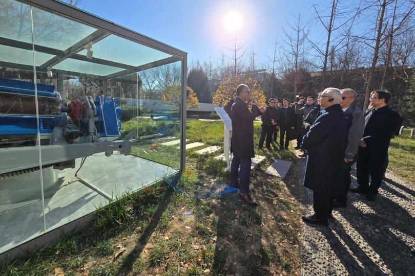 參觀園區:  謝展寰（右三）到訪金風科技亦莊智慧園區，了解風力發電機組的運作。