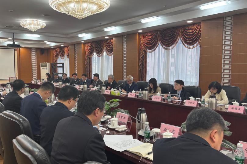 協調合作: 市監總局與機電工程署簽訂《質量安全管理合作安排》。謝展寰(右四)、潘國英(右五)與市監總局人員進行會議。 協調合作: 市監總局與機電工程署簽訂《質量安全管理合作安排》。謝展寰(右四)、潘國英(右五)與市監總局人員進行會議。
