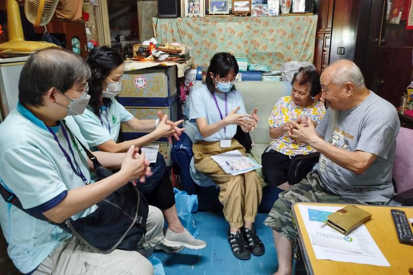耆青連心:  土地註冊處人員與家人參與耆青連心樂融融計劃，探訪長者並鼓勵他們提升電子健康素養。