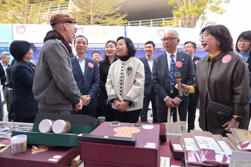 鼓勵創業:  麥美娟（中）參觀「正！香港」嘉年華的香港青年創新創業專區。