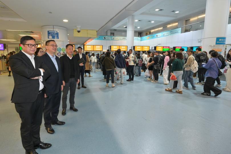 鄧炳強:元旦凌晨通關暢順有序 鄧炳強:元旦凌晨通關暢順有序