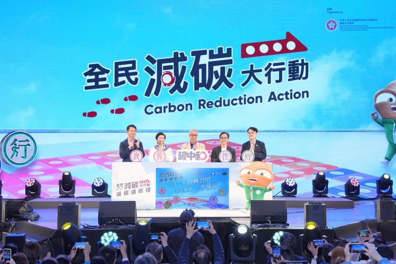 全民減碳: 謝展寰(中)與嘉賓主持續航禮。 全民減碳: 謝展寰(中)與嘉賓主持續航禮。