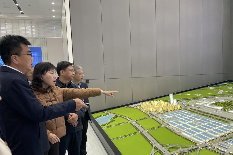 促進合作: 陳美寶(左二)考察南寧國際鐵路港,了解廣西物流發展。 促進合作: 陳美寶(左二)考察南寧國際鐵路港,了解廣西物流發展。