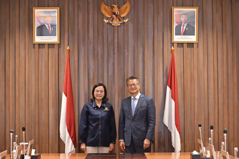 推介香港:  陳茂波（右）在印尼雅加達與Sri Mulyani Indrawati會面。
