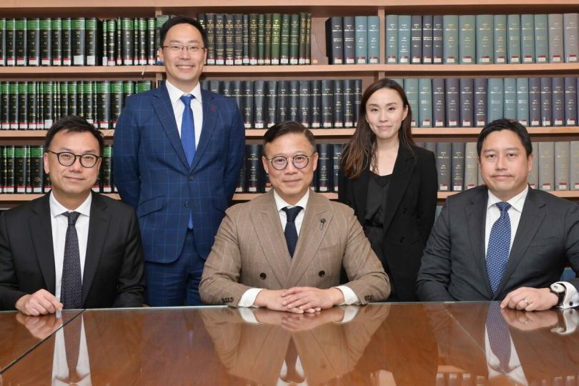 解決糾紛: 張國鈞(前排中)與體育爭議解決諮詢委員會成員舉行會議。 解決糾紛: 張國鈞(前排中)與體育爭議解決諮詢委員會成員舉行會議。