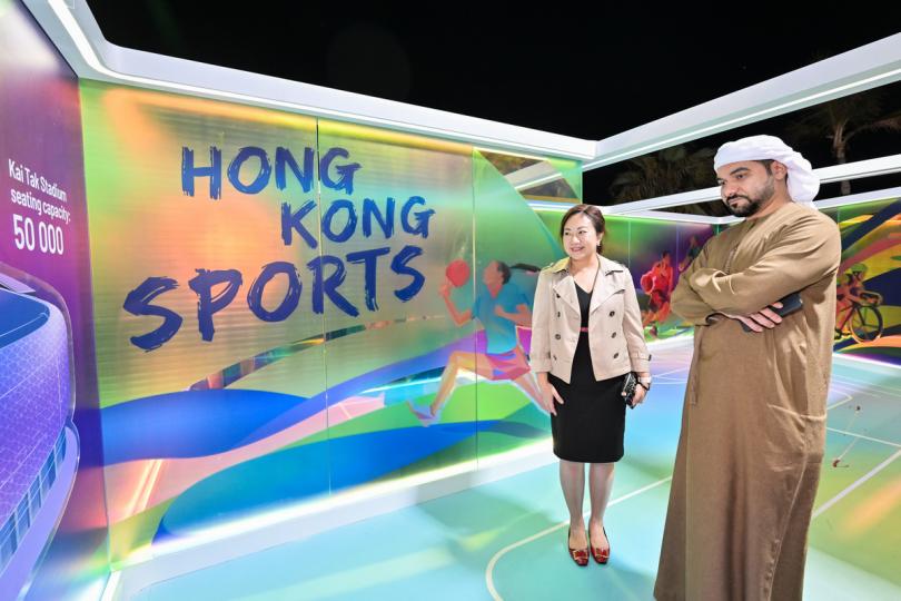 細心欣賞:  Shaikh Saoud Ali M. A. Almualla（右）參觀以體育動感之都為主題的裝置。