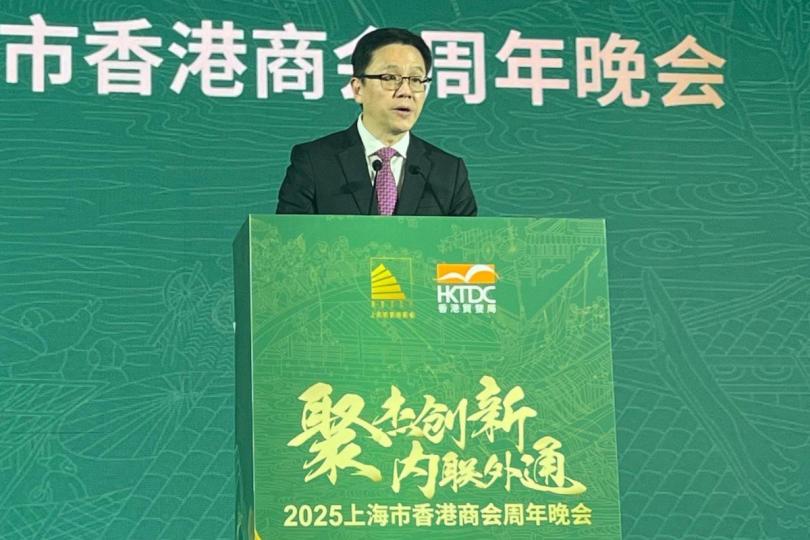 滬港合作:  孫東在上海「聚傑創新 內聯外通」滬港未來產業創新合作交流會暨2025上海市香港商會周年晚會上致辭。