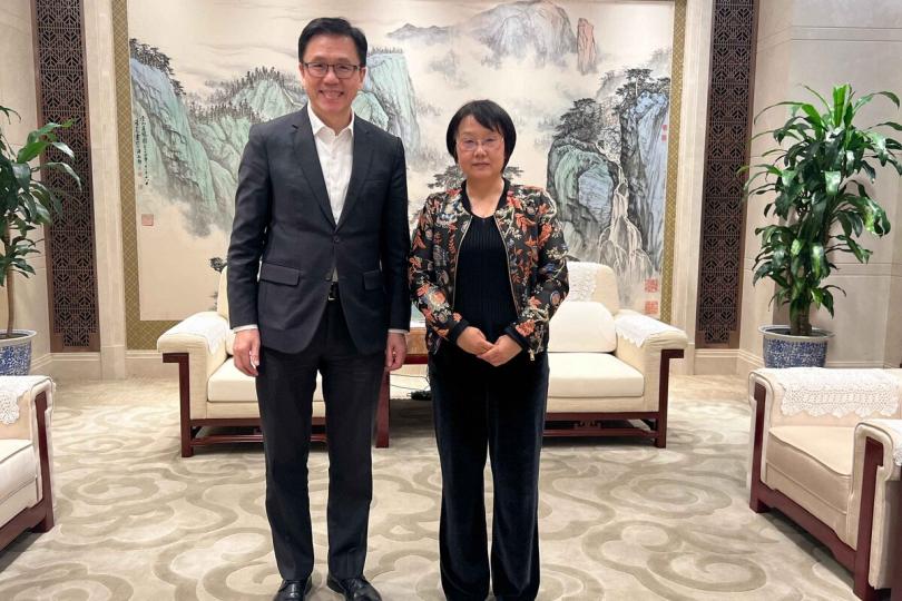 禮節會見:  孫東（左）與上海市政府副秘書長尚玉英會面。